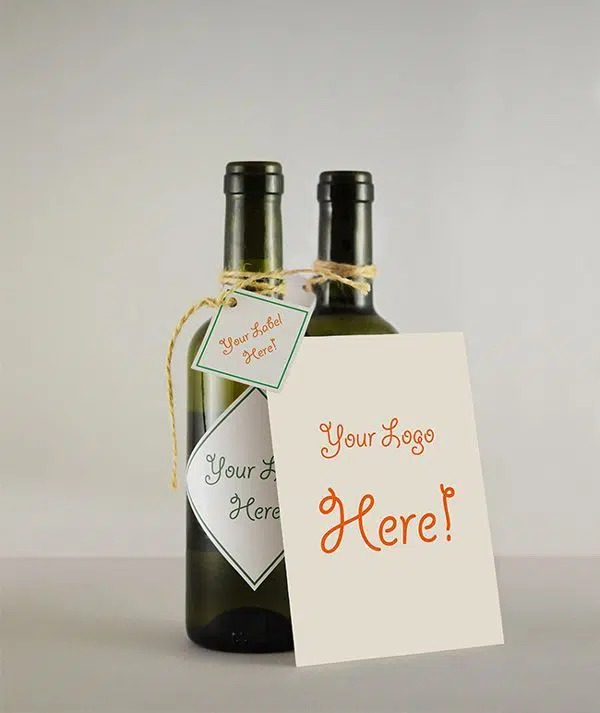 Botella de vino y maqueta de tarjeta de felicitación